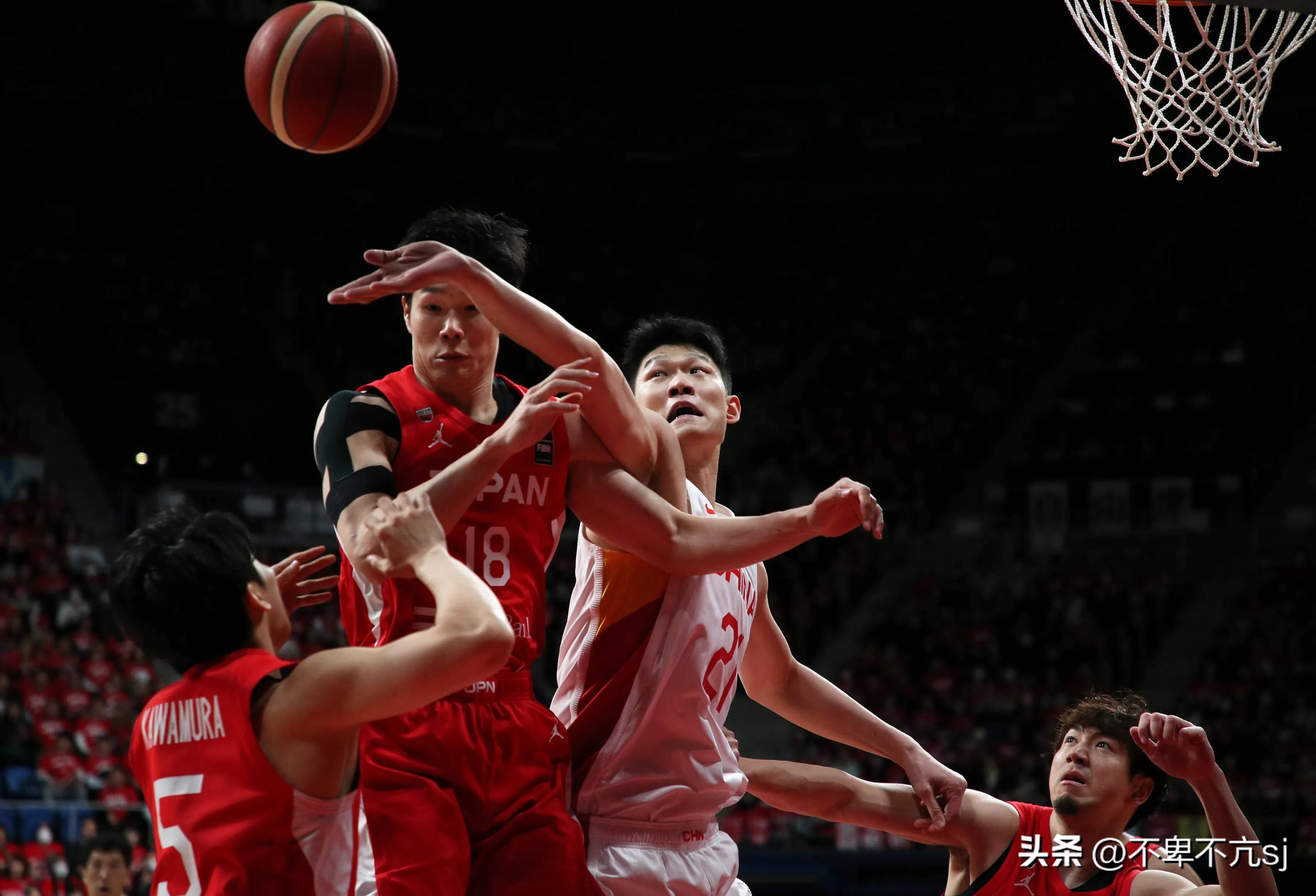 包含亚洲杯精彩瞬间：中国队豪取四连胜锁定小组第一的词条